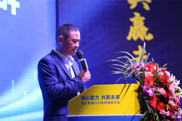 羞羞视频SSS创始人/董事长王洪贵先生为晚会致辞
