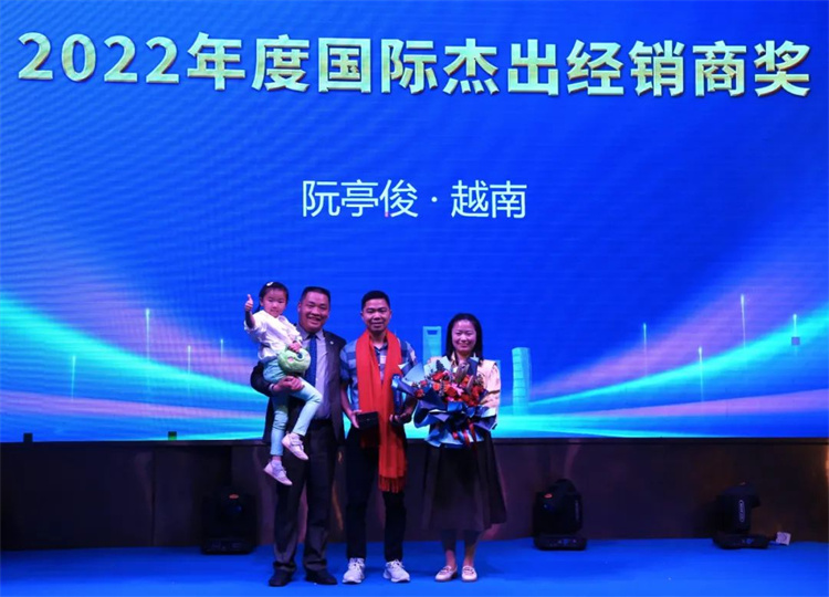 羞羞视频SSS颁发国际杰出经销商奖