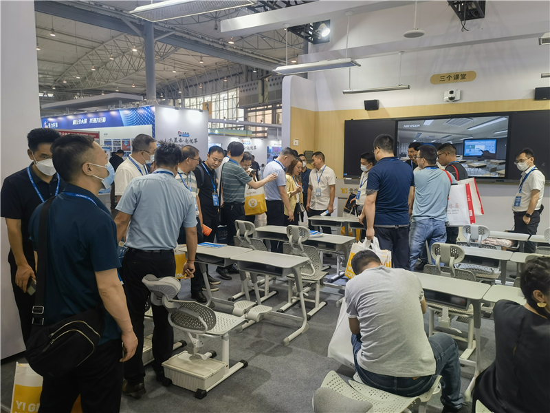 展会现场热闹非常，人来人往，络绎不绝